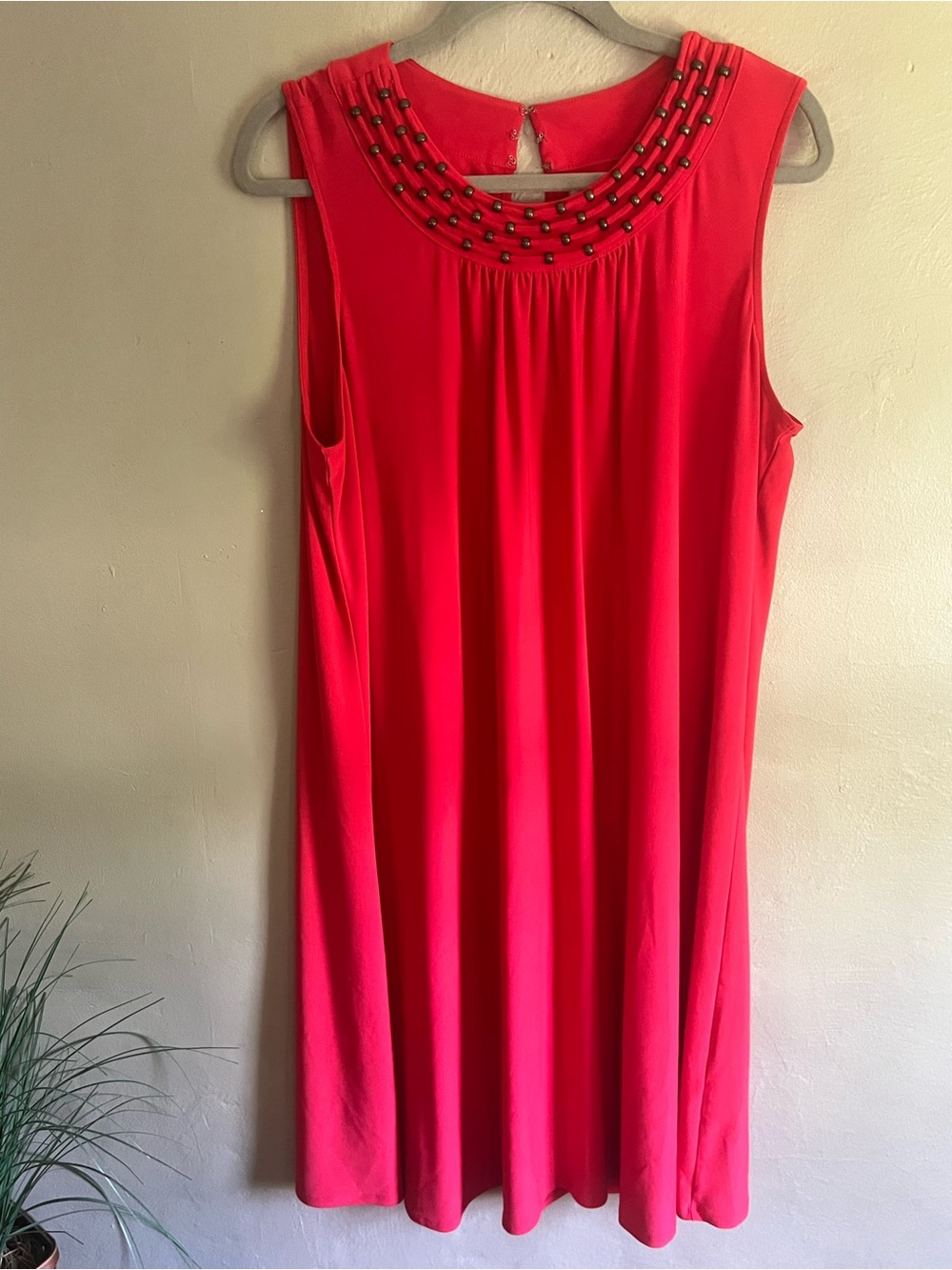 Sleeveless Beaded Neckline Women's Top - Red